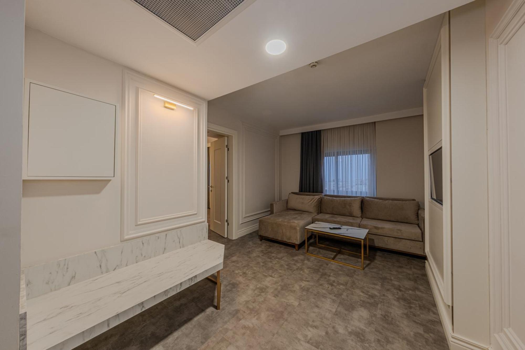 Western Khan Otel 4*