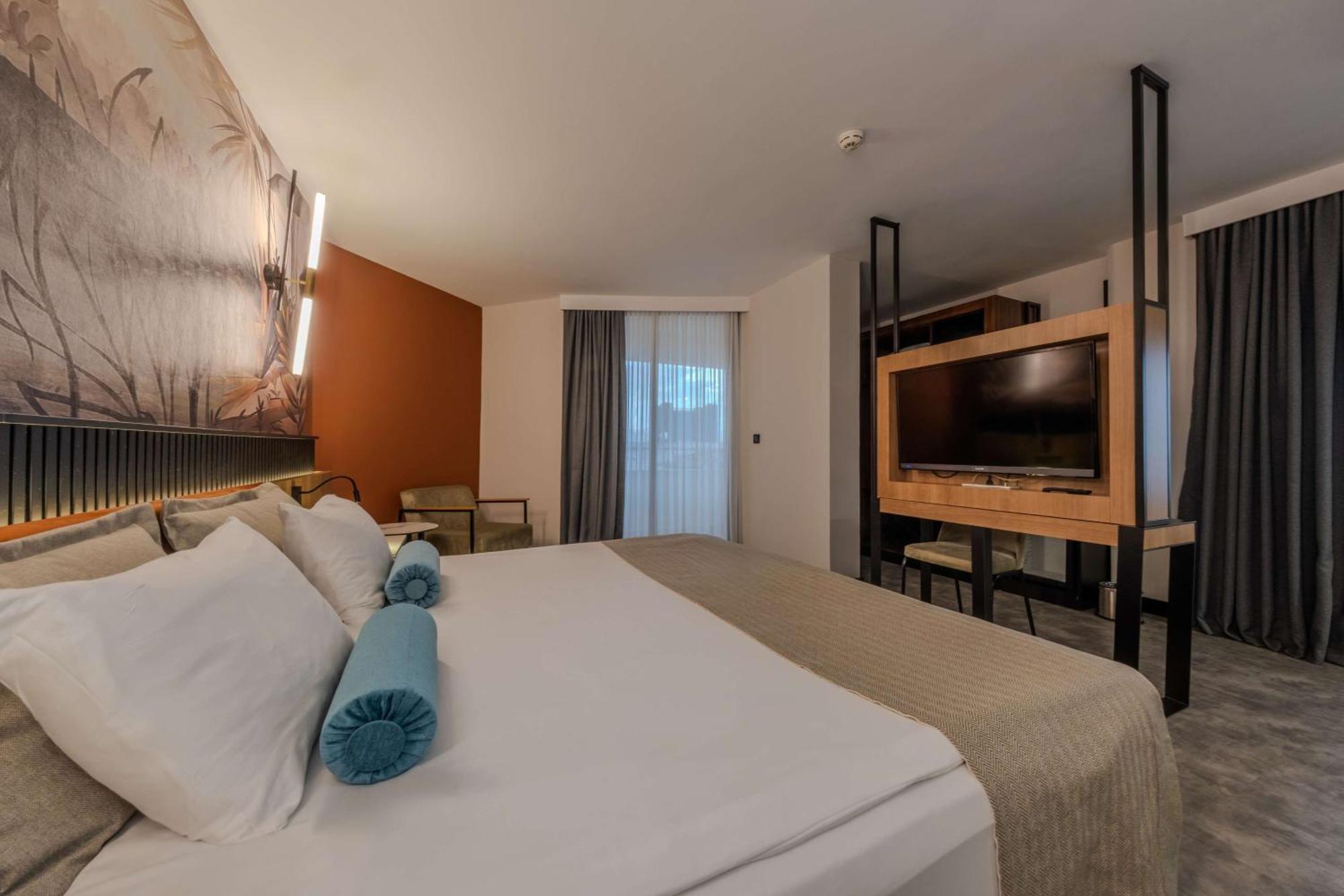 Western Khan Otel 4*