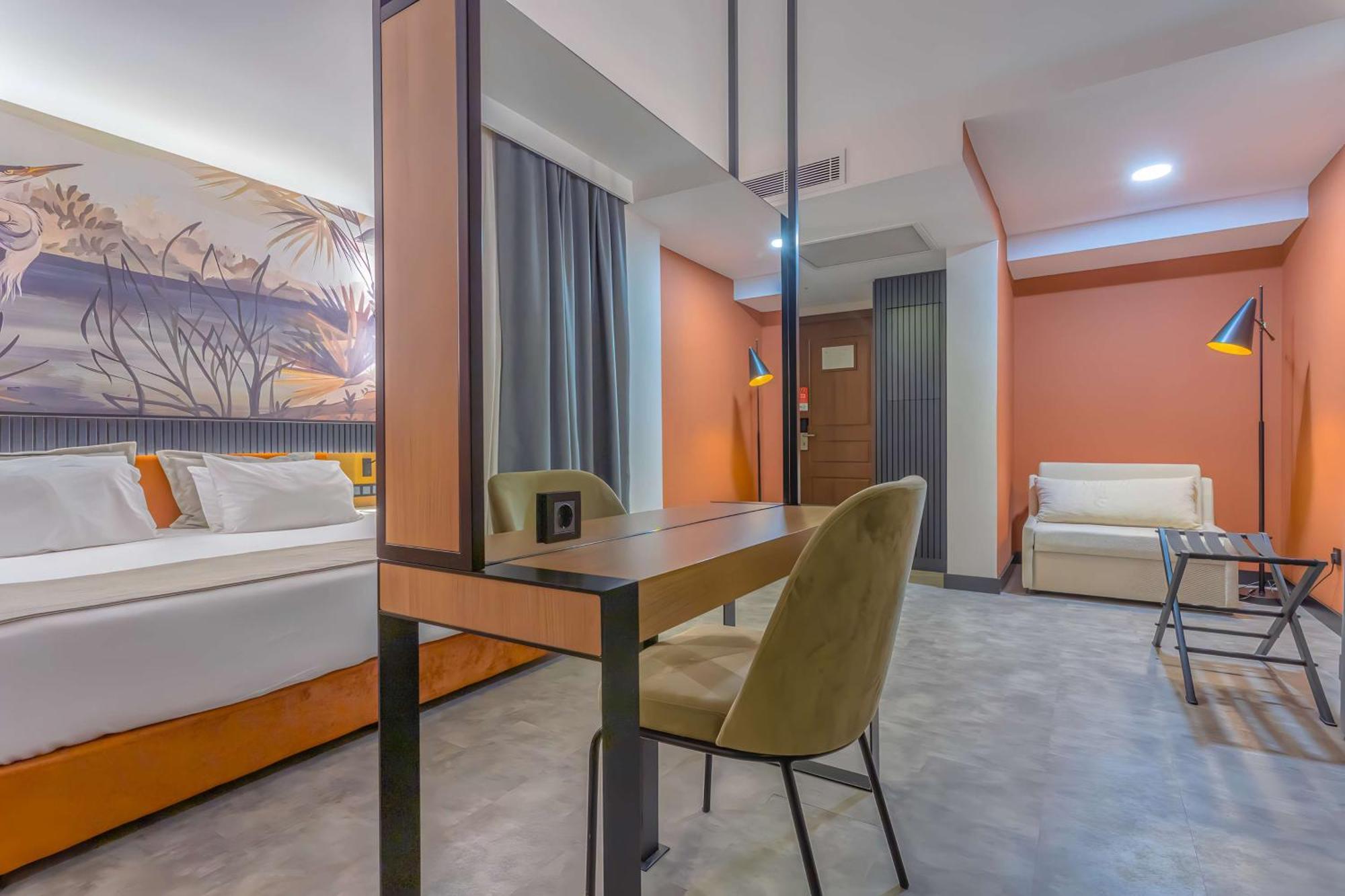 Western Khan Otel 4*